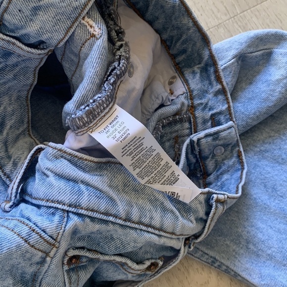 ASOS‎ High Rise ‘Mom’ Raw Hem Ankle Jean Size 26 buttons fly light wash - Picture 11 of 13